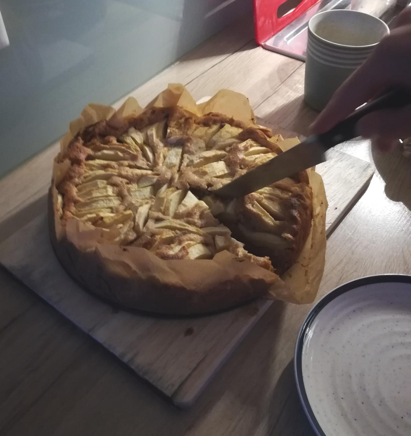 Ein Apfelkuchen wird aufgeschnitten