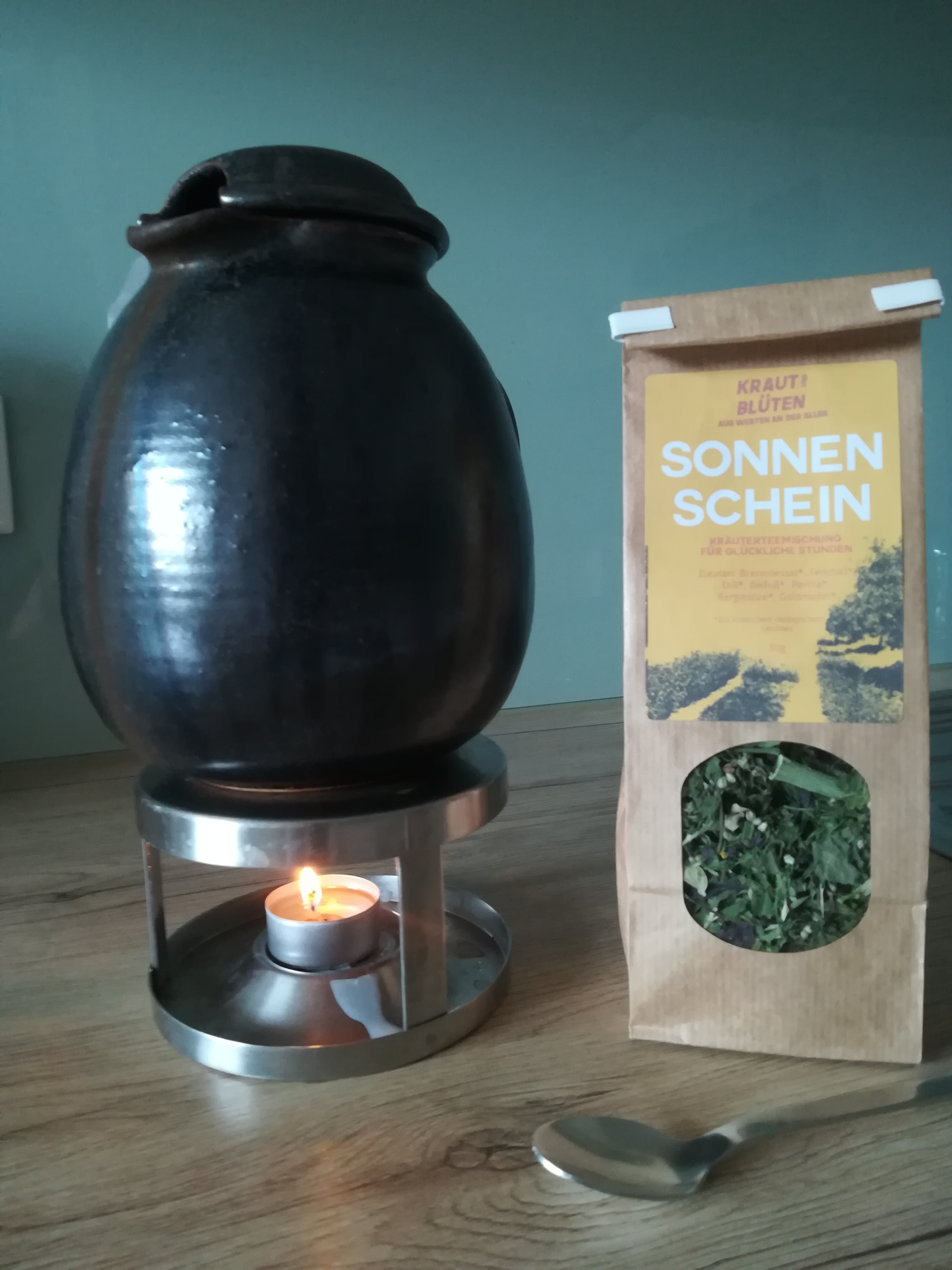 Teekanne und Kräutertee